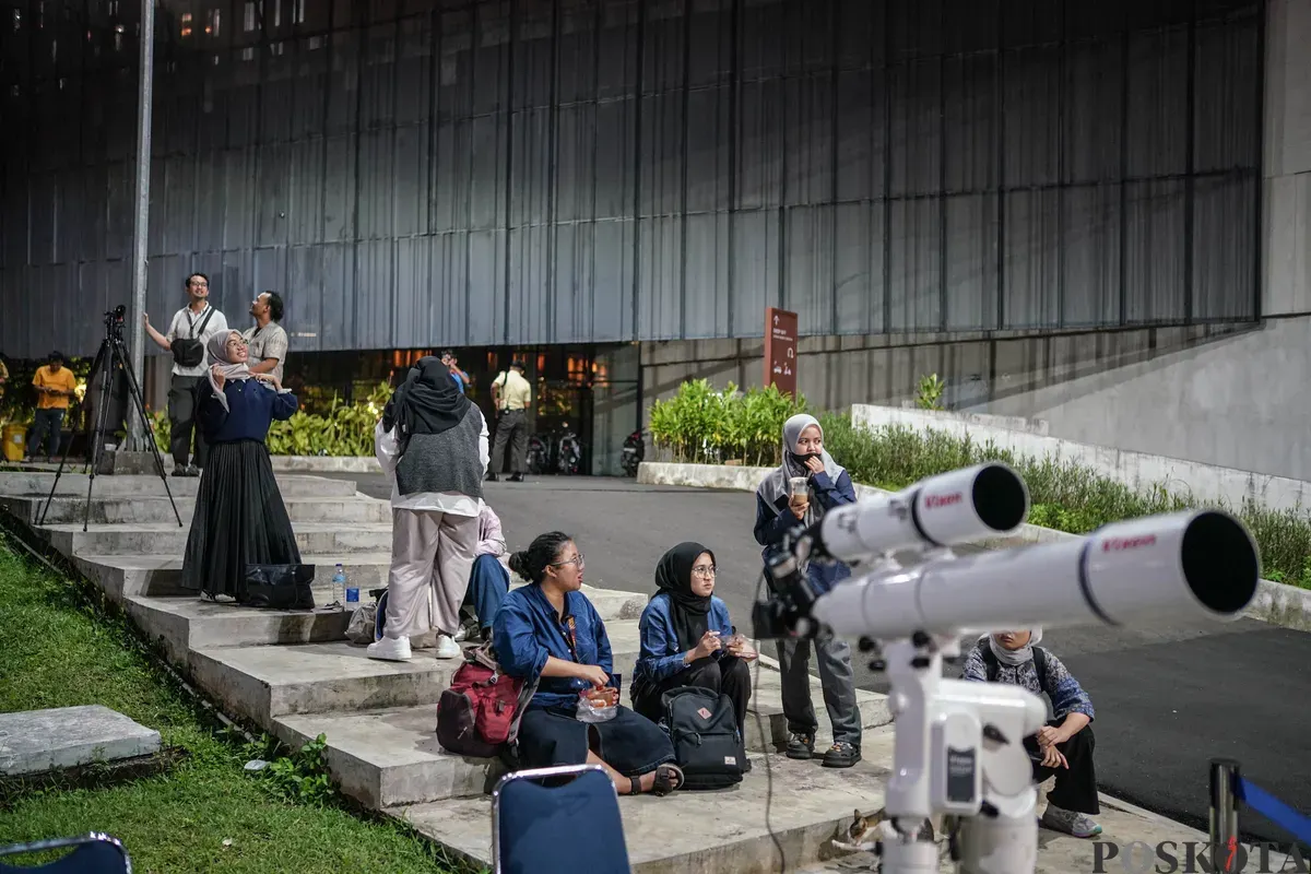 Pengunjung menggunakan teleskop untuk melihat gerhana bulan total di Taman Ismail Marzuki, Selasa, 3 Maret 2026. (Sumber: Poskota/Bilal Nugraha Ginanjar)