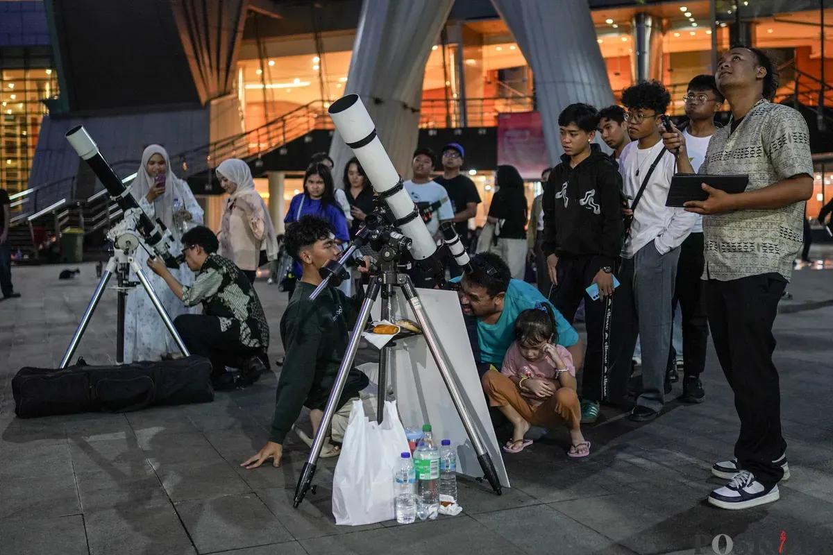 Pengunjung menggunakan teleskop untuk melihat gerhana bulan total di Taman Ismail Marzuki, Selasa, 3 Maret 2026. (Sumber: Poskota/Bilal Nugraha Ginanjar)