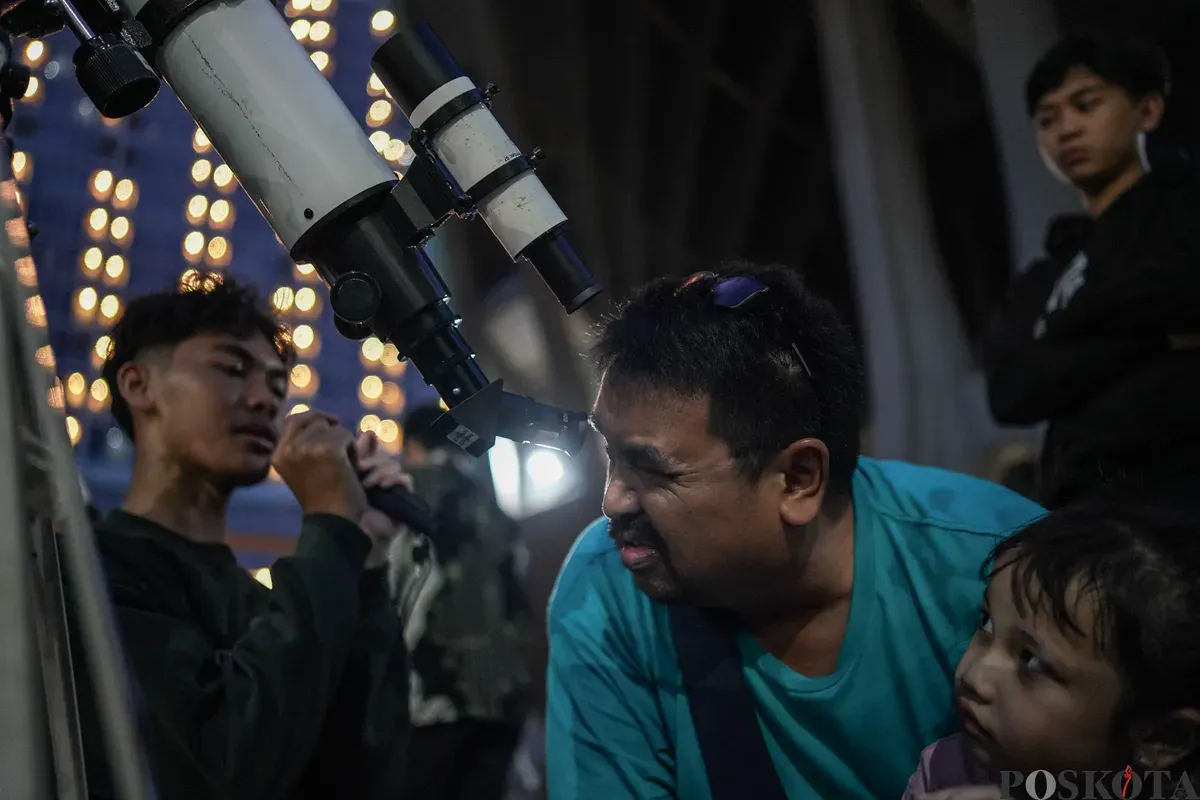 Pengunjung menggunakan teleskop untuk melihat gerhana bulan total di Taman Ismail Marzuki, Selasa, 3 Maret 2026. (Sumber: Poskota/Bilal Nugraha Ginanjar)