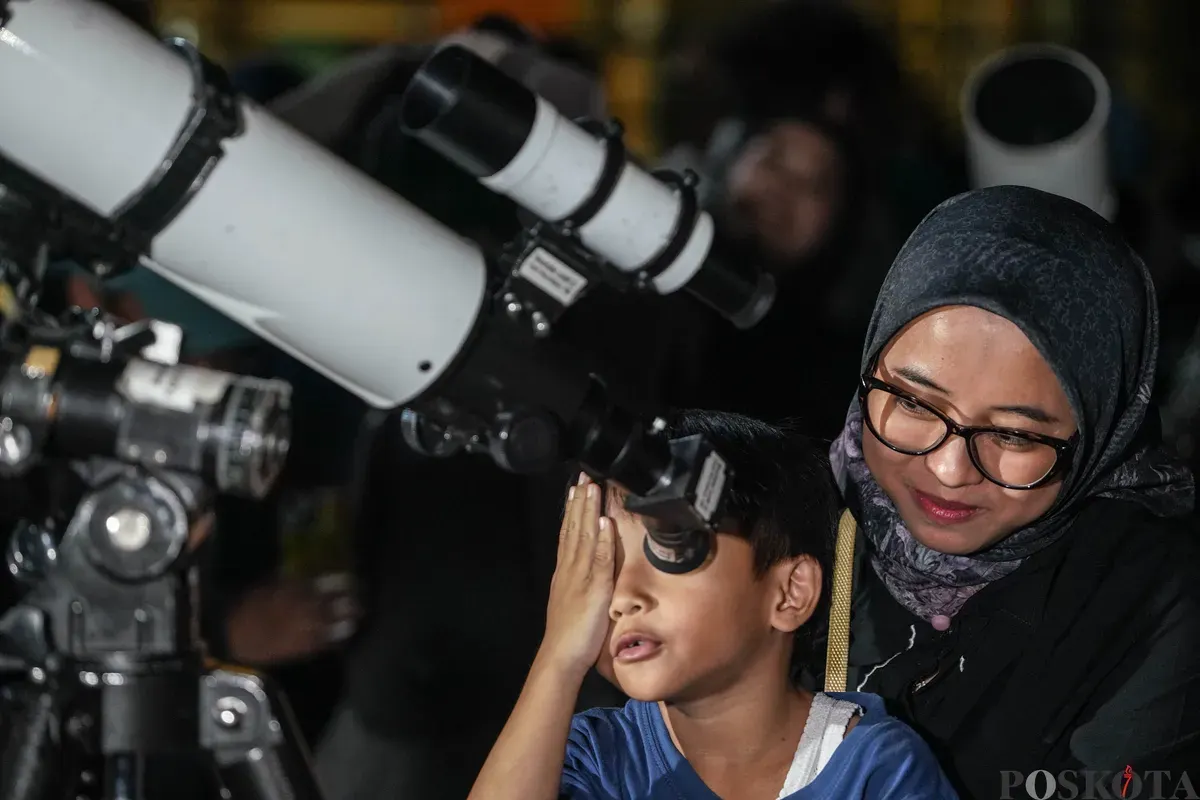 Pengunjung menggunakan teleskop untuk melihat gerhana bulan total di Taman Ismail Marzuki, Selasa, 3 Maret 2026. (Sumber: Poskota/Bilal Nugraha Ginanjar)