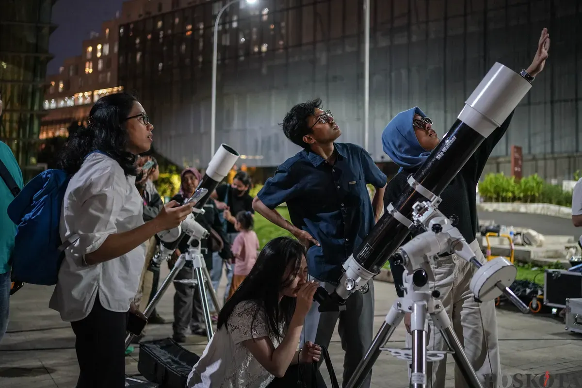 Pengunjung menggunakan teleskop untuk melihat gerhana bulan total di Taman Ismail Marzuki, Selasa, 3 Maret 2026. (Sumber: Poskota/Bilal Nugraha Ginanjar)