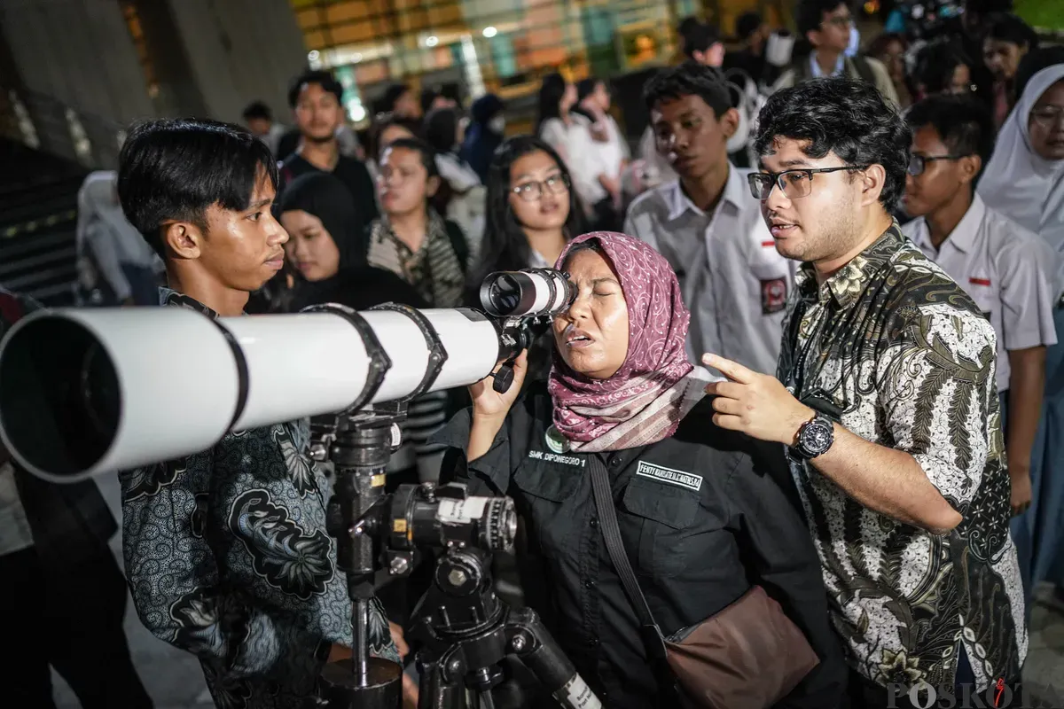 Pengunjung menggunakan teleskop untuk melihat gerhana bulan total di Taman Ismail Marzuki, Selasa, 3 Maret 2026. (Sumber: Poskota/Bilal Nugraha Ginanjar)