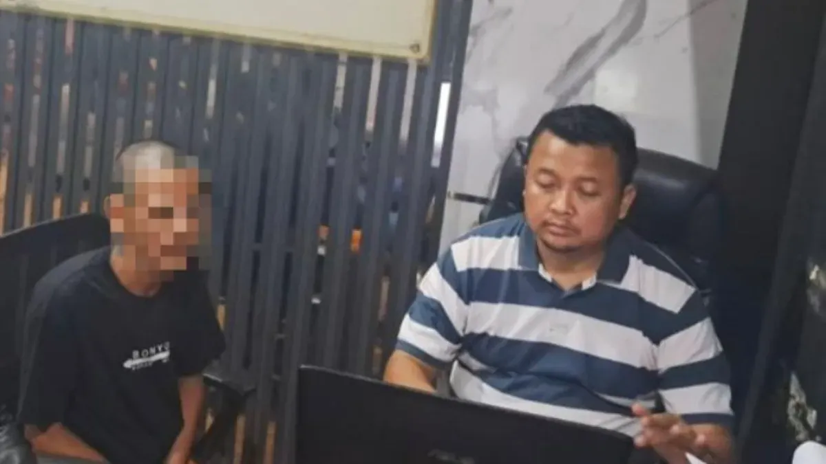 Tersangka SMP saat menjalani pemeriksaan di ruang Unit Opsnal Satresnarkoba Polres Serang dalam kasus peredaran narkoba. (Sumber: Dok. Polres Serang)