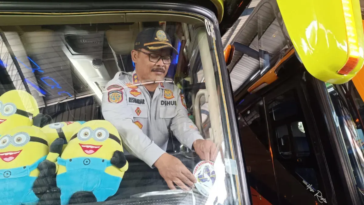 Petugas Dishub Kabupaten Bogor saat melakukan ramp check pada bus di wilayah Cileungsi, untuk kesiapan jelang arus mudik pada lebaran 2026. (Sumber: Istimewa)