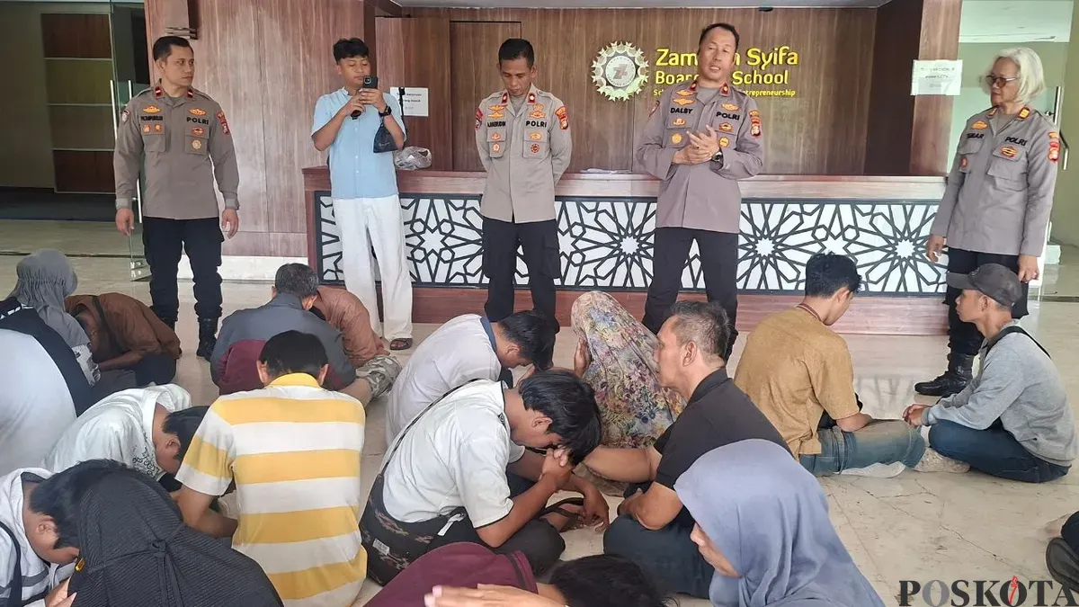 Kasat Binmas Polres Metro Depok, Kompol Ahmad Haerudin memberikam pembinaan bagi remaja di Aula Zam-Zam Polres Metro Depok, Rabu, 11 Maret 2026. (Sumber: Poskota/Angga Pahlevi)