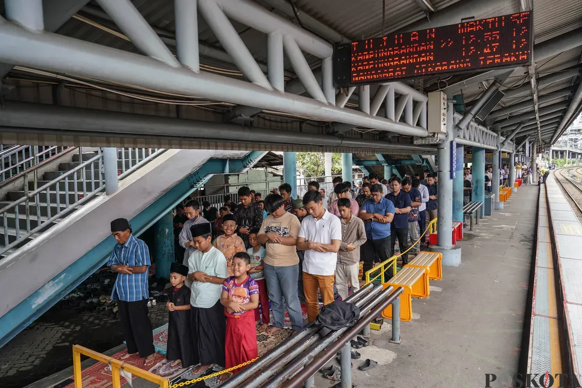 Warga melaksanakan shalat Jumat pada bulan Ramadhan 1447 H di peron Stasiun Kampung Bandan, Jakarta, Jumat, 6 Maret 2026. (Sumber: Poskota/Bilal Nugraha Ginanjar)