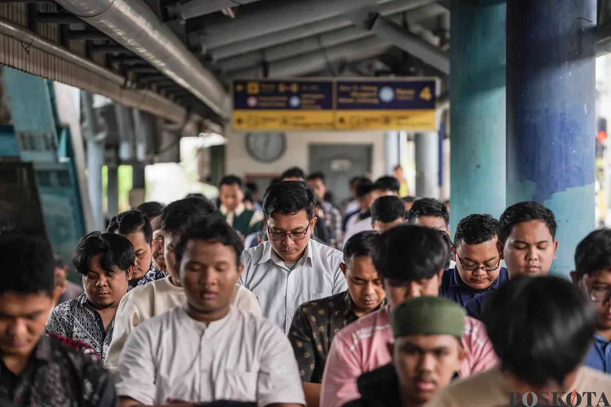 Warga melaksanakan shalat Jumat pada bulan Ramadhan 1447 H di peron Stasiun Kampung Bandan, Jakarta, Jumat, 6 Maret 2026. (Sumber: Poskota/Bilal Nugraha Ginanjar)