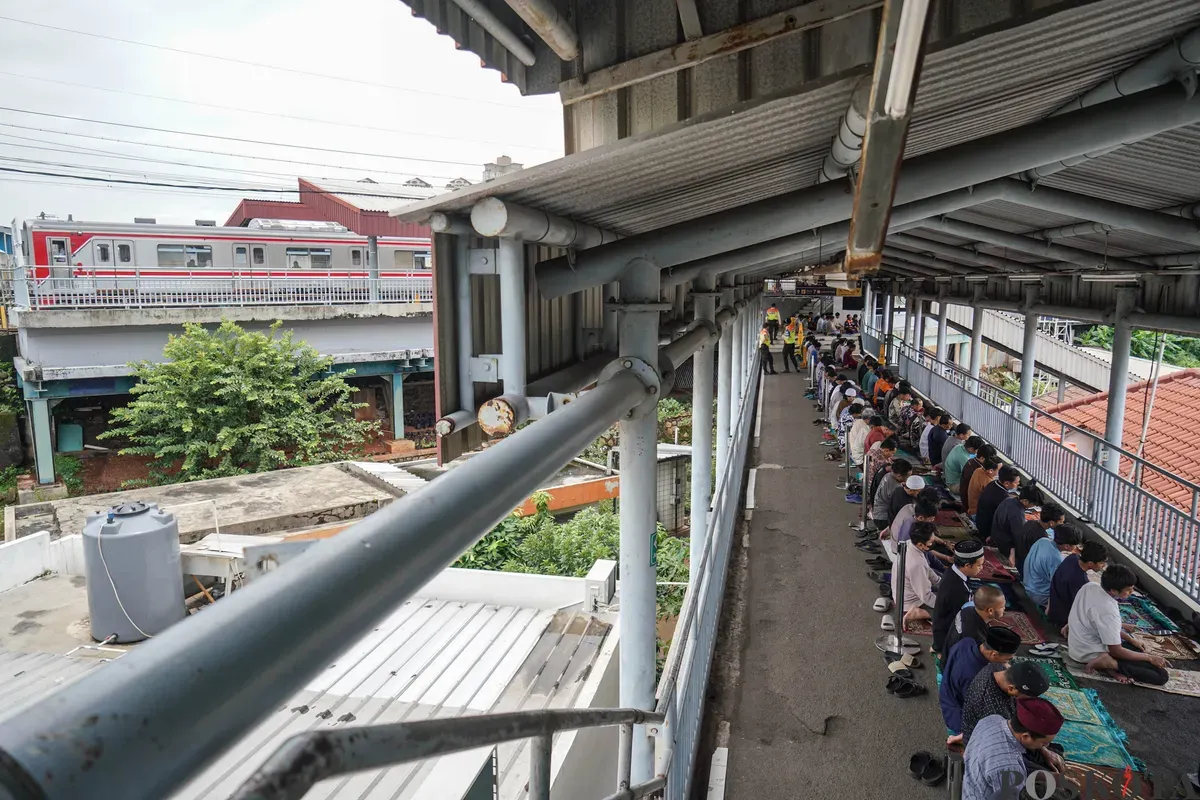 Warga melaksanakan shalat Jumat pada bulan Ramadhan 1447 H di peron Stasiun Kampung Bandan, Jakarta, Jumat, 6 Maret 2026. (Sumber: Poskota/Bilal Nugraha Ginanjar)