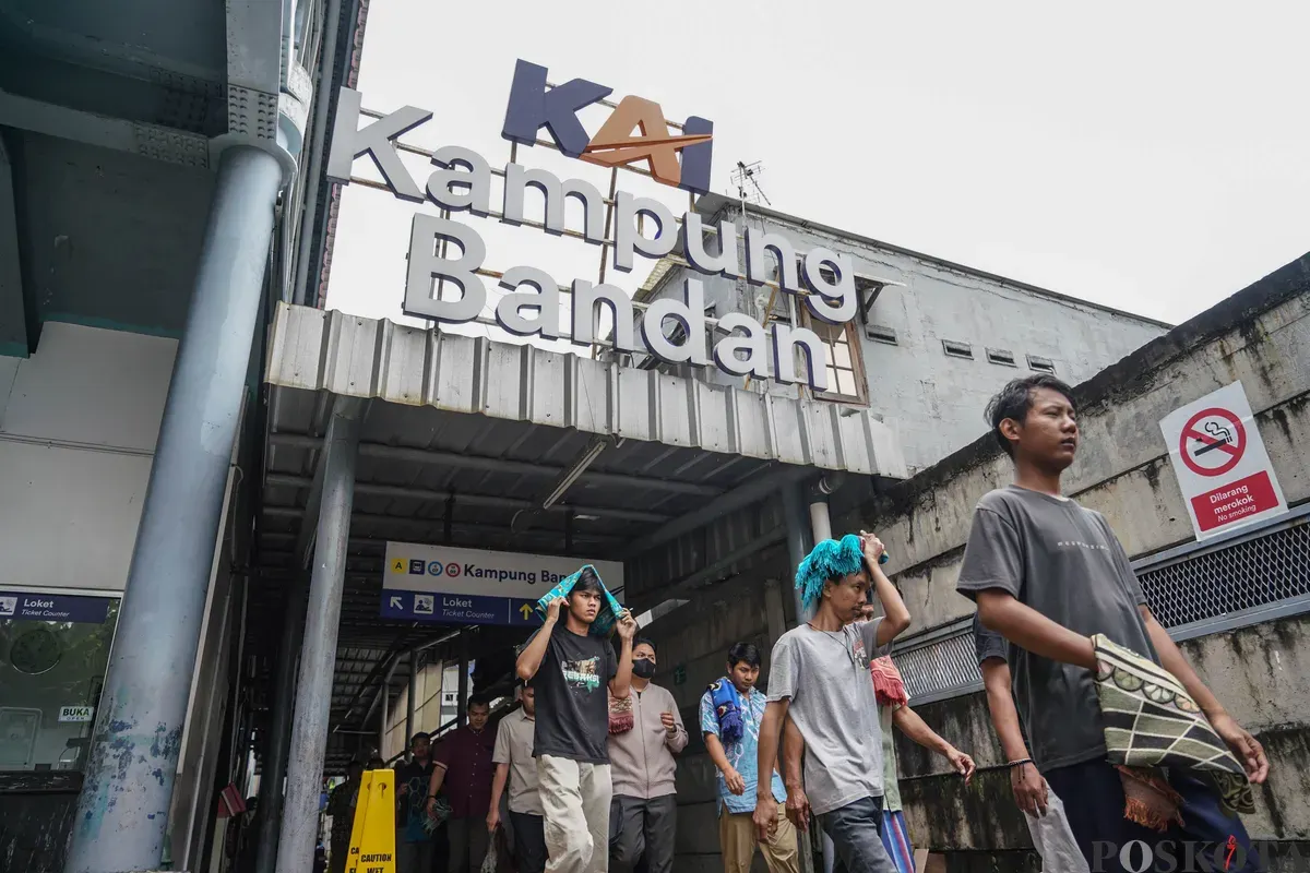 Warga melaksanakan shalat Jumat pada bulan Ramadhan 1447 H di peron Stasiun Kampung Bandan, Jakarta, Jumat, 6 Maret 2026. (Sumber: Poskota/Bilal Nugraha Ginanjar)