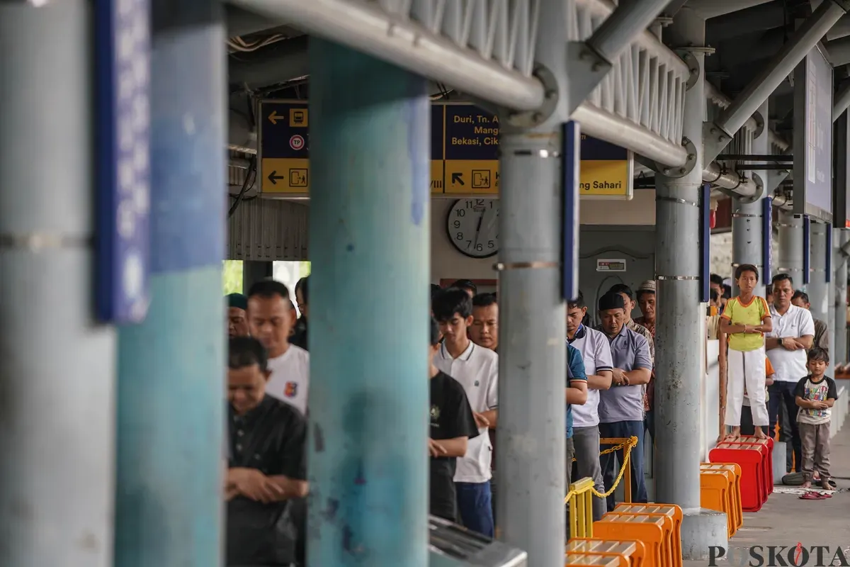 Warga melaksanakan shalat Jumat pada bulan Ramadhan 1447 H di peron Stasiun Kampung Bandan, Jakarta, Jumat, 6 Maret 2026. (Sumber: Poskota/Bilal Nugraha Ginanjar)