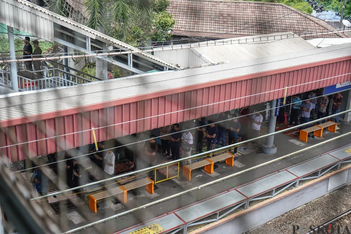 Warga melaksanakan shalat Jumat pada bulan Ramadhan 1447 H di peron Stasiun Kampung Bandan, Jakarta, Jumat, 6 Maret 2026. (Sumber: Poskota/Bilal Nugraha Ginanjar)