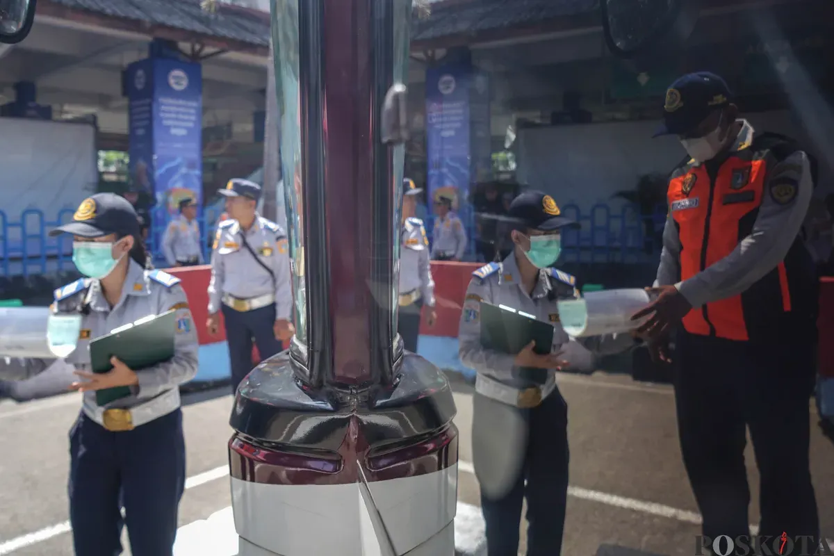 Petugas Dinas Perhubungan Provinsi DKI Jakarta mengecek kondisi tempat kemudi dari bus Antar Kota dan Antar Provinsi (AKAP) saat inspeksi kelaikan armada mudik Lebaran di Terminal Kampung Rambutan, Jakarta Timur, Selasa, 10 Maret 2026. (Sumber: Poskota/Bilal Nugraha Ginanjar)