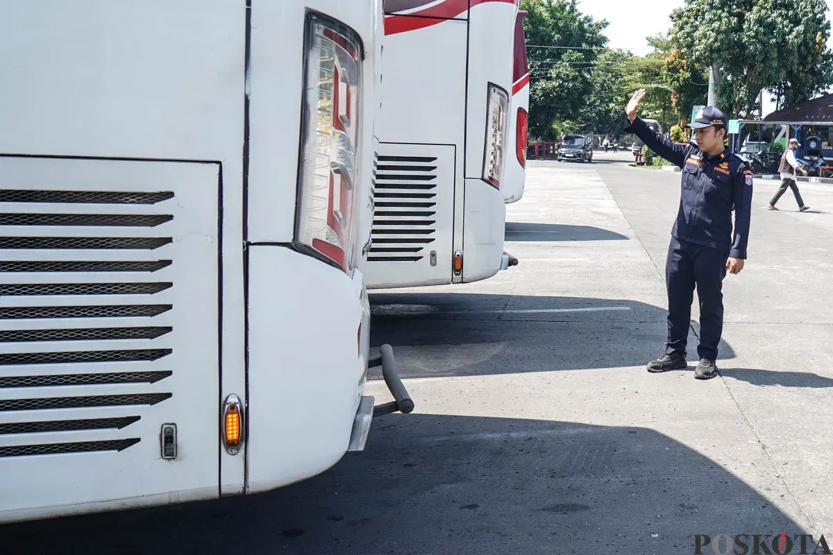 Petugas Dinas Perhubungan Provinsi DKI Jakarta mengecek kondisi tempat kemudi dari bus Antar Kota dan Antar Provinsi (AKAP) saat inspeksi kelaikan armada mudik Lebaran di Terminal Kampung Rambutan, Jakarta Timur, Selasa, 10 Maret 2026. (Sumber: Poskota/Bilal Nugraha Ginanjar)