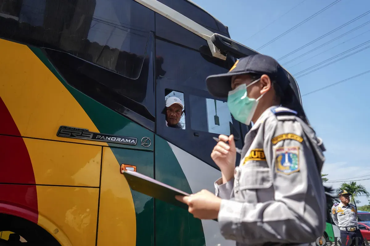 Petugas Dinas Perhubungan Provinsi DKI Jakarta mengecek kondisi tempat kemudi dari bus Antar Kota dan Antar Provinsi (AKAP) saat inspeksi kelaikan armada mudik Lebaran di Terminal Kampung Rambutan, Jakarta Timur, Selasa, 10 Maret 2026. (Sumber: Poskota/Bilal Nugraha Ginanjar)