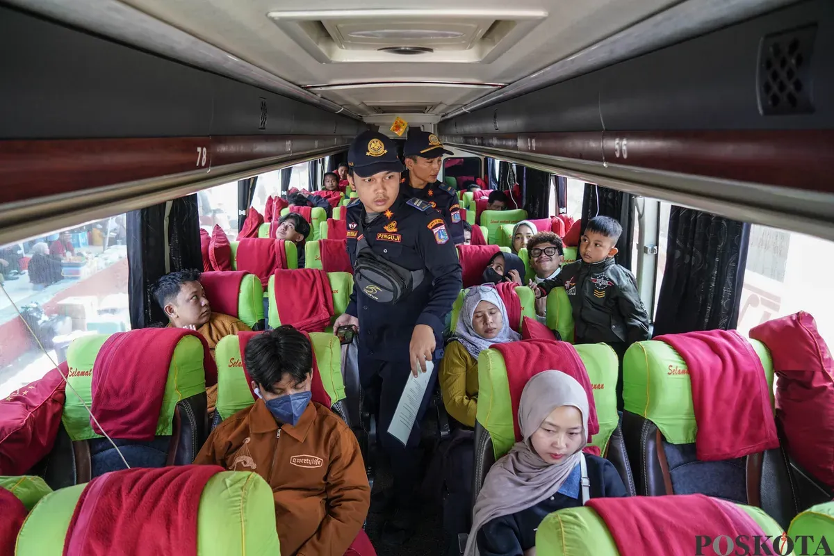 Petugas Dinas Perhubungan Provinsi DKI Jakarta mengecek kondisi tempat kemudi dari bus Antar Kota dan Antar Provinsi (AKAP) saat inspeksi kelaikan armada mudik Lebaran di Terminal Kampung Rambutan, Jakarta Timur, Selasa, 10 Maret 2026. (Sumber: Poskota/Bilal Nugraha Ginanjar)