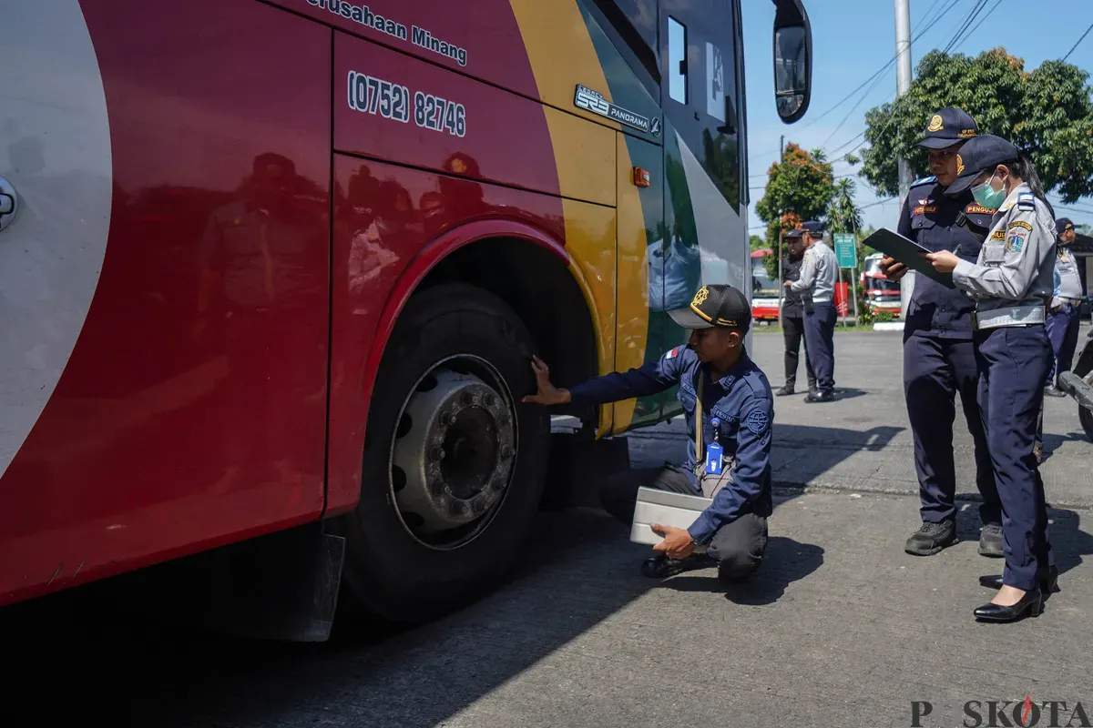 Petugas Dinas Perhubungan Provinsi DKI Jakarta mengecek kondisi tempat kemudi dari bus Antar Kota dan Antar Provinsi (AKAP) saat inspeksi kelaikan armada mudik Lebaran di Terminal Kampung Rambutan, Jakarta Timur, Selasa, 10 Maret 2026. (Sumber: Poskota/Bilal Nugraha Ginanjar)