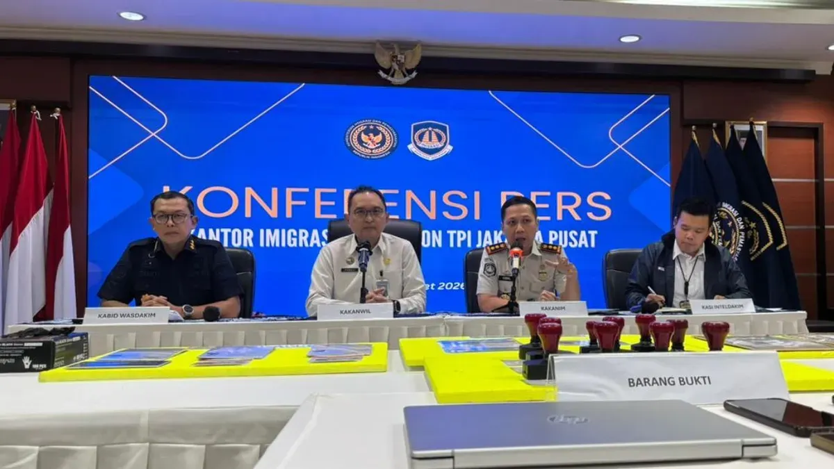 Kantor Imigrasi Jakarta Pusat menggelar jumpa pers penangkapan WNA Pakistan atas kasus pembuatan paspor palsu, Kamis, 12 Maret 2026. (Sumber: Dok. Istimewa)