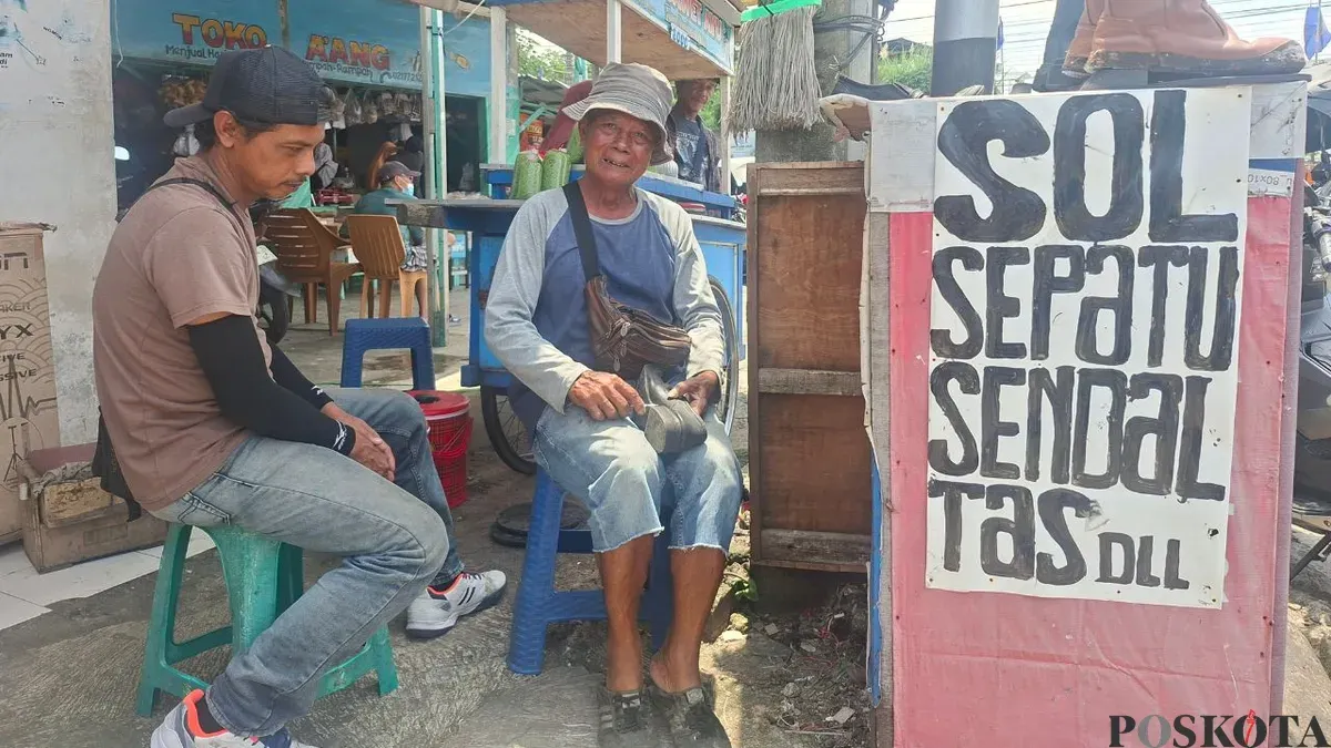 Yanto, 64 tahun, tukang reparasi sol sepatu, melayani pelanggan di lapaknya, Pasar Depok Lama, Jalan Dewi Sartika, Pancoran Mas, Kota Depok, Rabu, 11 Maret 2026. (Sumber: Poskota/Angga Pahlevi)