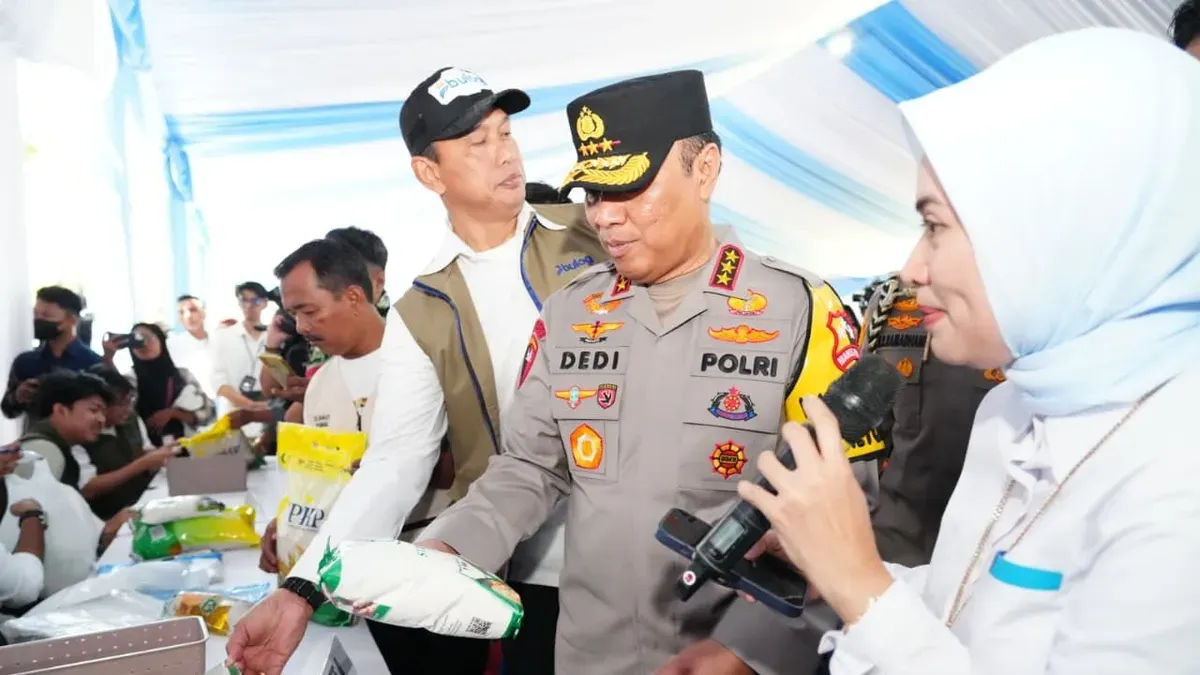 Wakapolri Komjen Dedi Prasetyo dalam kegiatan Gerakan Pangan Murah (GPM) di kompleks Bulog Kanwil Jakarta Utara, Jumat, 13 Maret 2026. (Sumber: Dok. Mabes Polri)
