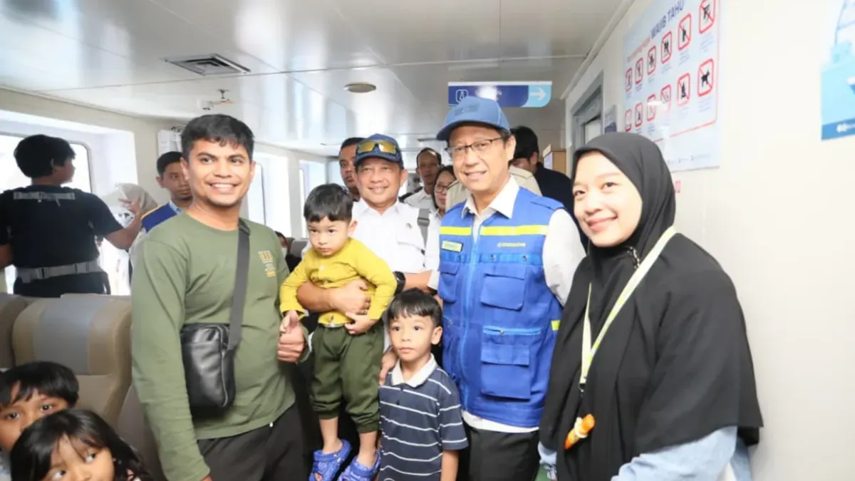 Menteri Dalam Negeri Tito Karnavian (tengah) dan Menteri Kesehatan Budi Gunadi Sadikin saat meninjau persiapan mudik lebaran 2026 di Pelabuhan Merak. (Sumber: Puspen Kemendagri)