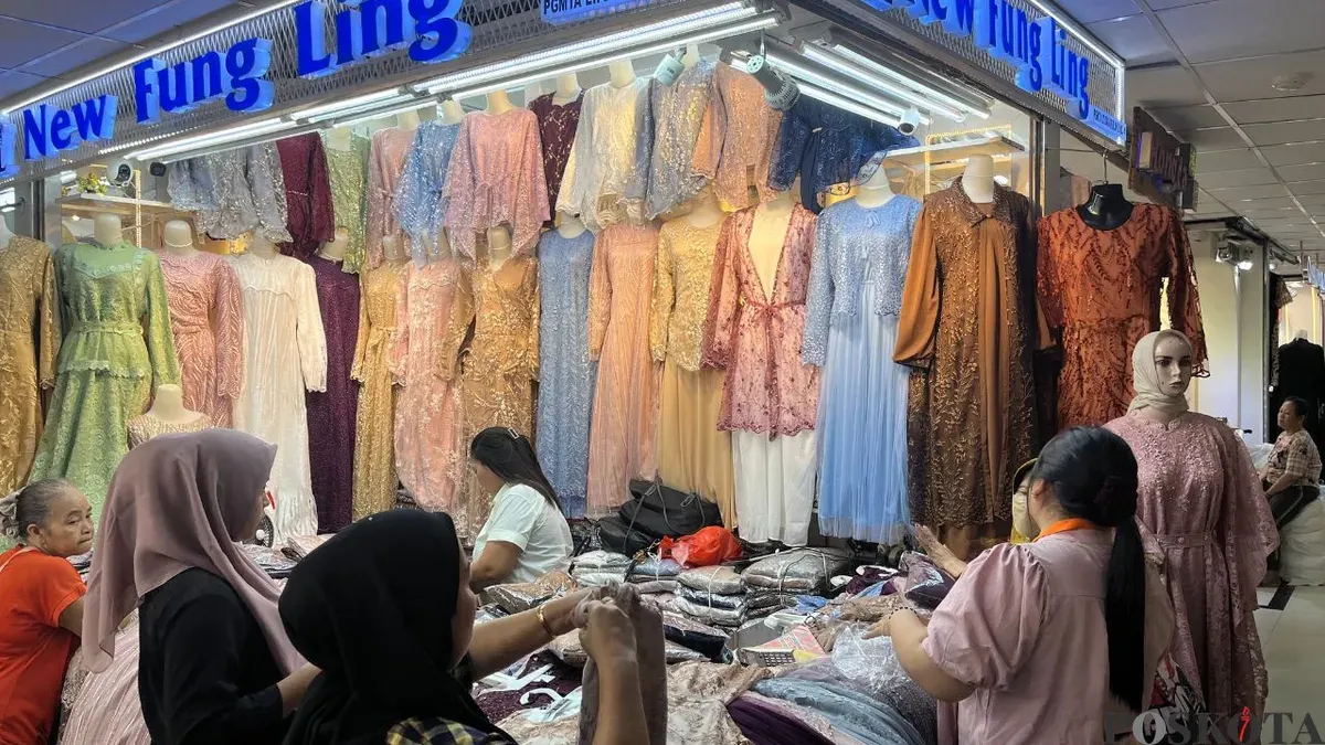 Suasana di Pusar Grosir Pasar Tanah Abang, Jakarta Pusat, yang masih ramai pengunjung menjelang lebaran, Sabtu, 14 Maret 2026. (Sumber: Poskota/Pandi Ramedhan)
