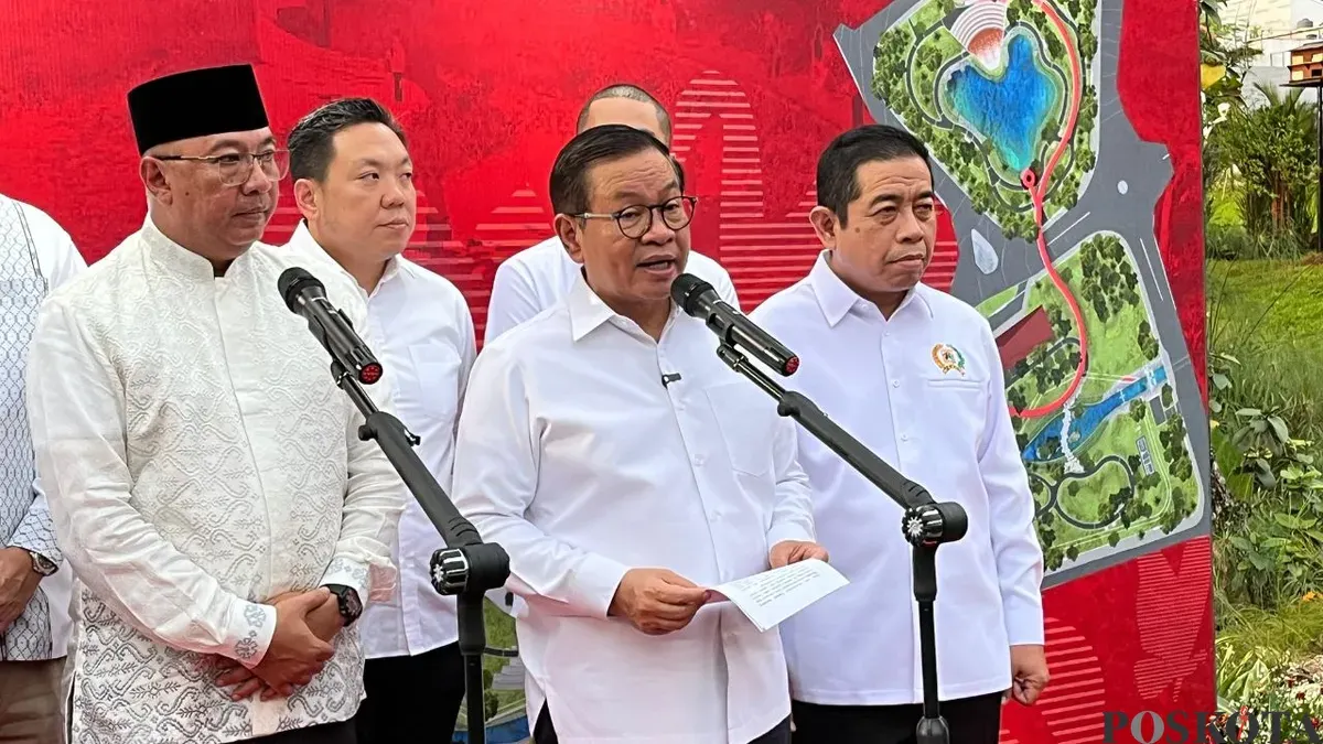 Gubernur Jakarta Pramono Anung saat menyampaikan pernyataan kepada awak media usai meresmikan Taman Bendera Pusaka di Kebayoran Baru, Jakarta Selatan, Sabtu, 14 Maret 2026. (Sumber: Poskota/M Tegar Jihad)
