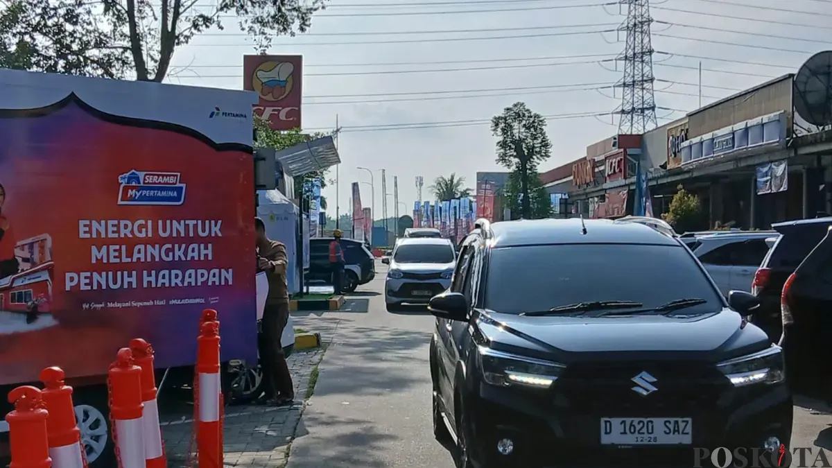 Cara yang dapat dilakukan untuk mengecek lokasi rest area terdekat di jalan tol hanya melalui ponsel. (Sumber: Poskota/Veronica)