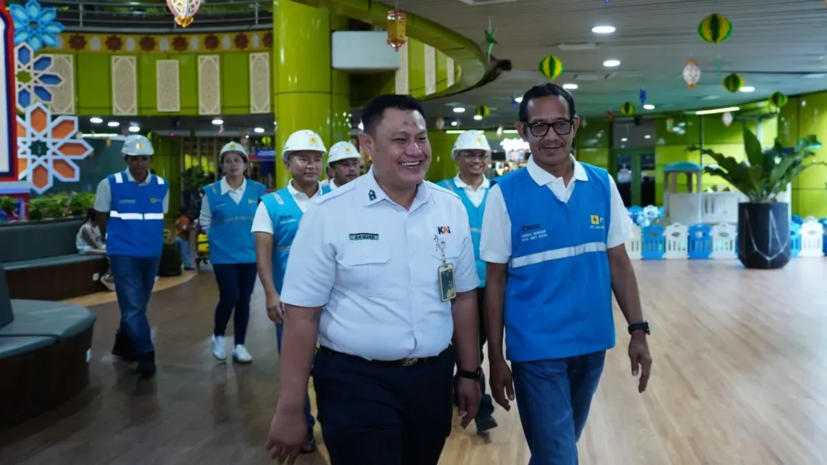 Kepala Stasiun Gambir, Ganjar Mairizal (kiri) dan GM PLN UID Jakarta Raya, Moch. Andy Adchaminoerdin (kanan) meninjau keandalan pasokan listrik di Stasiun Gambir, Jakarta Pusat. (Sumber: Dok. PLN UID Jaya)