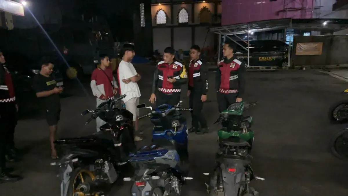 Polisi menyita tiga motor yang mengikuti balap liar di Jalan Raya Jakarta-Bogor. (Sumber: Dok. Polres Bogor)