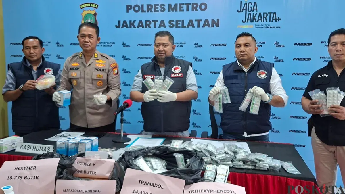 Polisi menyita puluhan ribu pil obat daftar G ilegal di Jagakarsa, Jakarta Selatan, Minggu, 15 Maret 2026. (Sumber: Poskota/Angga Pahlevi)