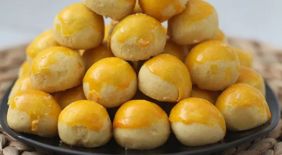 Ilustrasi kue nastar dengan permukaan kuning keemasan yang halus dan mengilap, salah satu kue kering favorit saat Lebaran. (Sumber: Wilkimedia Commons)