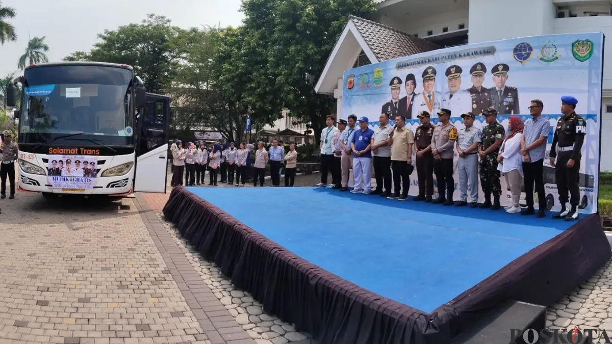 Pelepasan peserta mudik gratis yang digagas Pemkab Karawang, Selasa, 17 Maret 2026. (Sumber: Poskota/Heri Effendi)