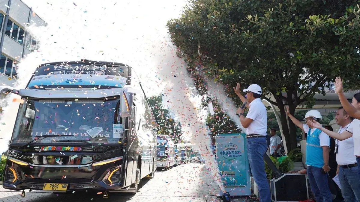 General Manager PLN UID Jakarta Raya, Moch. Andy Adchaminoerdin melepas keberangkatan bus program Mudik Aman Berbagi Harapan 2026 di Jakarta, Selasa, 17 Maret 2026. (Sumber: Dok. Istimewa)