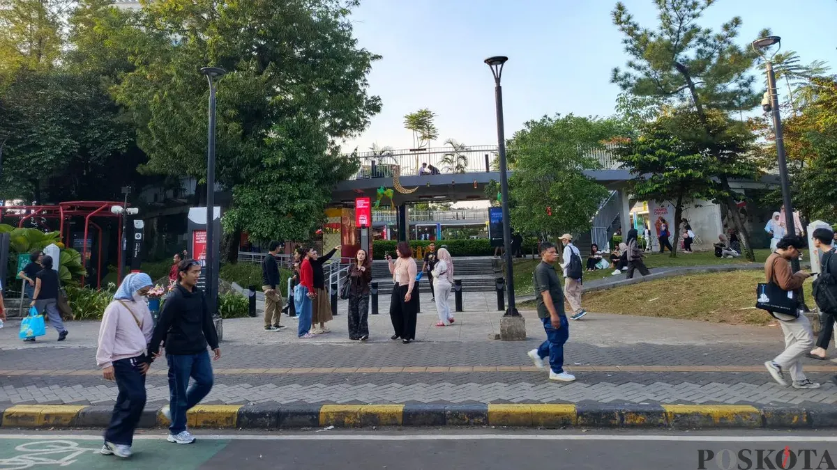 Pengunjung ngabuburit di Taman Literasi Marta Christina Tiahahu, Blok M, Jakarta Selatan. (Sumber: Poskota/Ali Mansur)