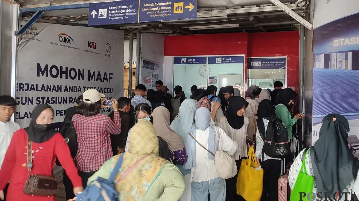 Para pemudik saat memadati Stasiun Rangkasbitung, Kabupaten Lebak, Banten. (Sumber: Poskota/Samsul Fatoni)