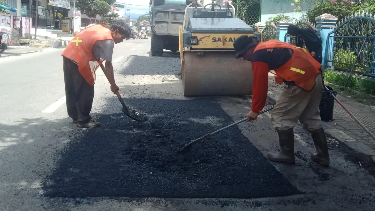 Proses penanganan jalan Provinsi Banten di Kabupaten Lebak oleh pihak UPT PJJ. (Sumber: UPT PJJ Lebak)