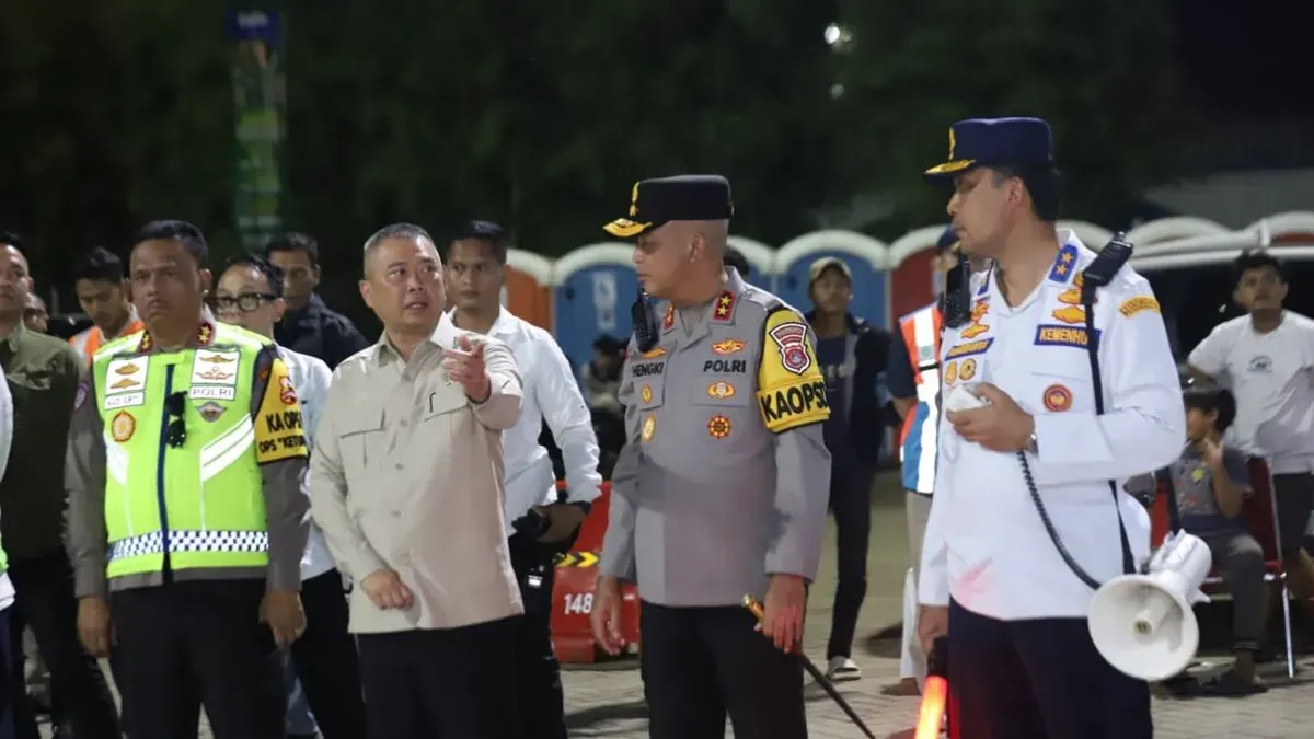 Menhub Dudy Purwagandhi tinjau situasi penyeberangan di pelabuhan Merak dan Ciwandan, Banten. (Sumber: Istimewa)