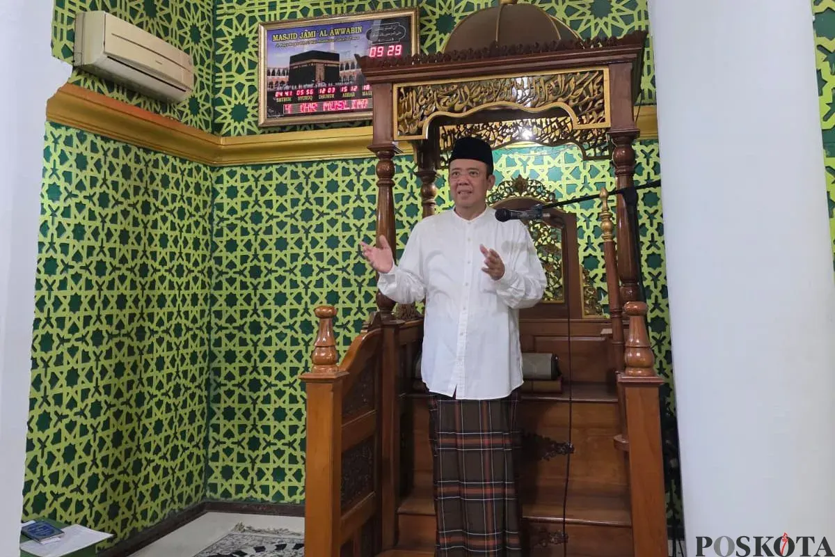 Prof. KH. Achmad Tjachja Nugraha, Guru Besar UIN Syarif Hidayatullah Jakarta saat menyampaikan tausiah di salah satu masjid. (Sumber: Poskota/Gatot)