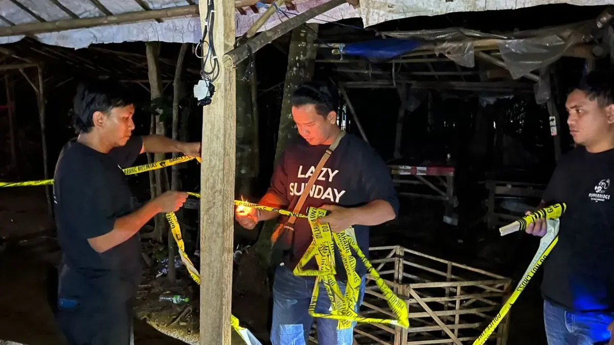 Tim Resmob memasang garis polisi di lokasi sabung ayam di Kecamatan Walantaka, Kota Serang. (Sumber: Dok. Bidhumas Polda Banten)