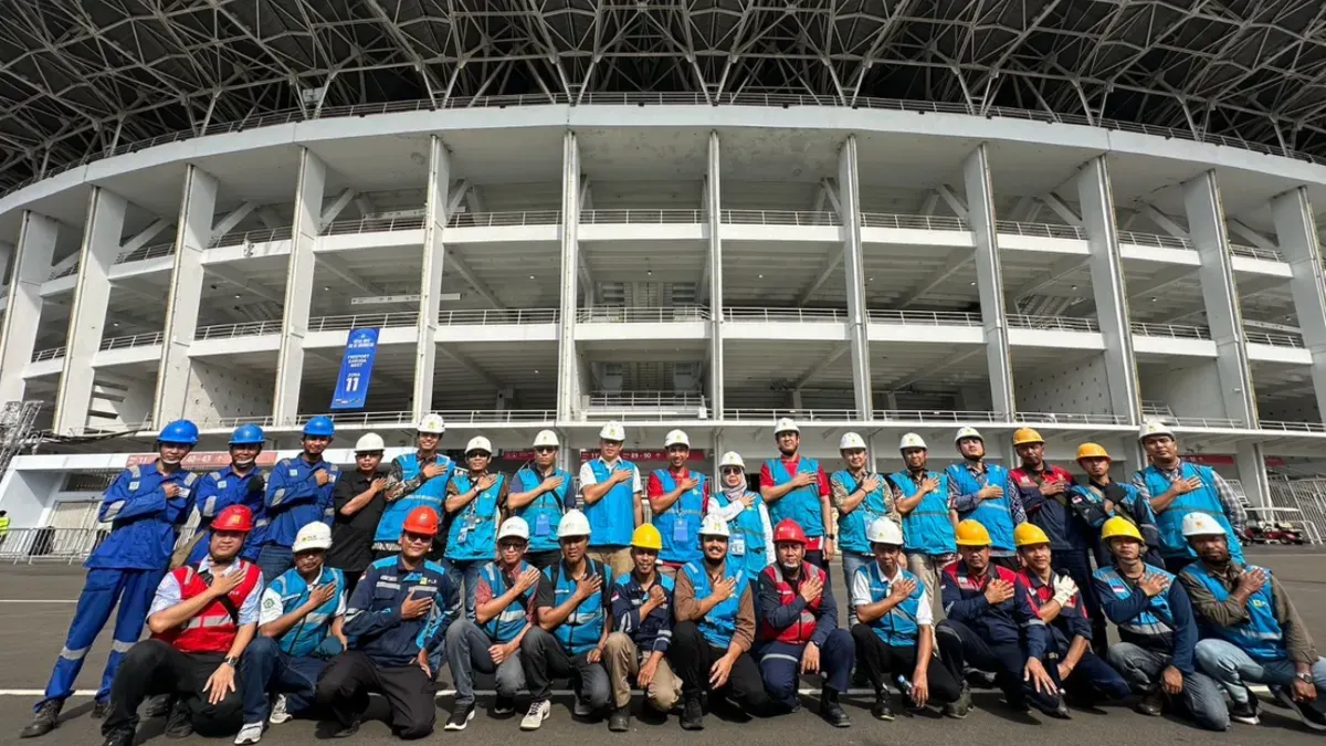 Tim PLN berfoto bersama di depan Stadion Utama GBK sebagai tim di balik layar yang memastikan keandalan pasokan listrik tanpa kedip pada pertandingan final FIFA Series 2026. (Sumber: PLN UID Jakarta Raya)