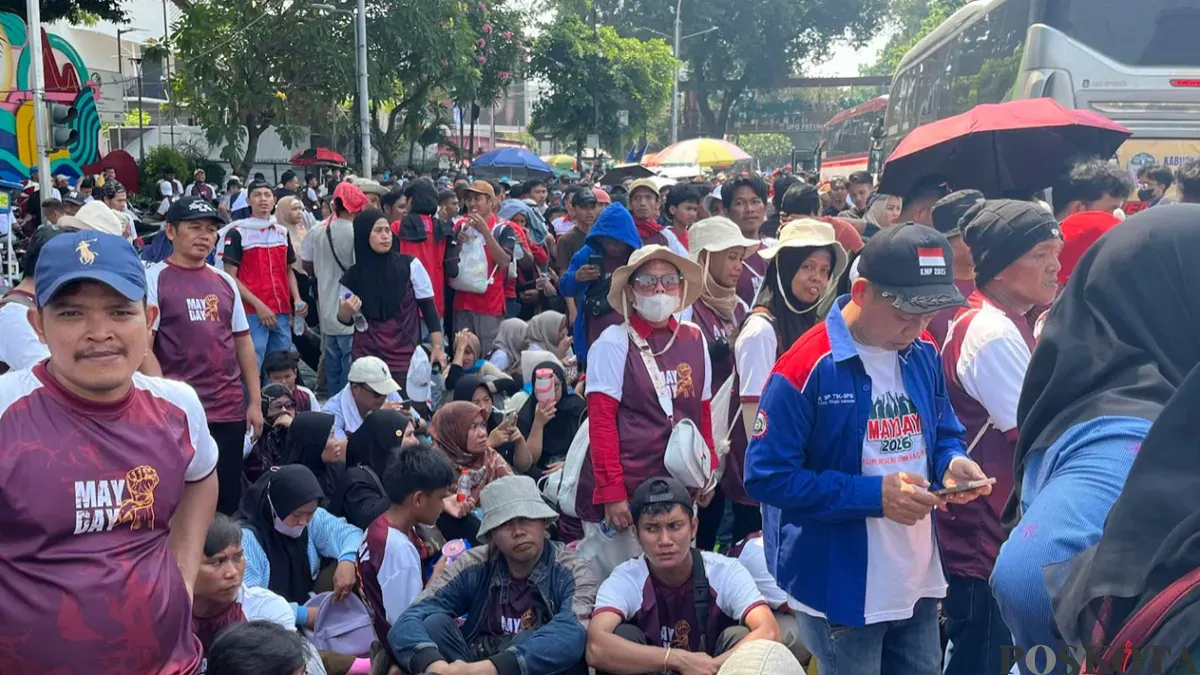 Ribuan massa buruh peringati May Day di kawasan Monas, Jakarta Pusat, masih bertahan, Jumat, 1 Mei 2026. (Sumber: Poskota/Pandi Ramedhan)