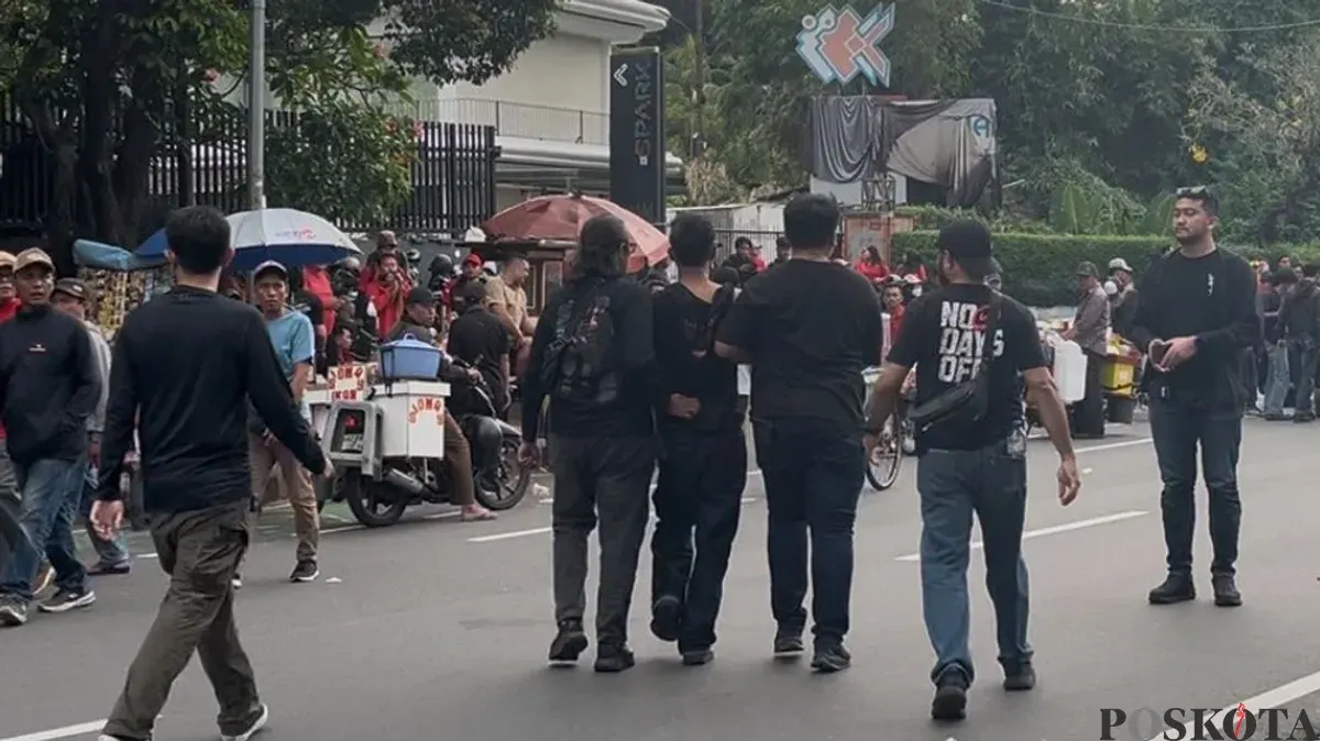 Salah seorang massa aksi ditangkap atas dugaan pencurian saat peringatan Hari Buruh Internasional di depan gedung DPR RI, Senayan, Tanah Abang, Jakarta Pusat, Jumat, 1 Mei 2026. (Sumber: Poskota/Pandi Ramedhan)