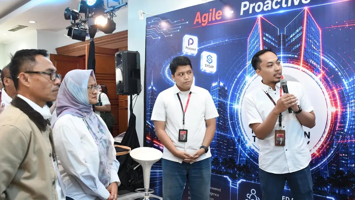 Direktur Utama Telkom Dian Siswarini (kedua dari kiri) dan Direktur IT Digital Telkom Faizal Rochmad Djoemadi (paling kiri) meninjau langsung kesiapan teknologi yang dikembangkan oleh ekosistem AI TelkomGroup. (Sumber: Telkom)