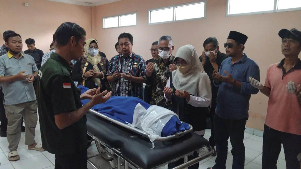 Bupati Pandeglang dan jajarannya saat menjenguk korban laka lantas yang melibatkan pejabat Pemkab Pandeglang di RSUD Berkah Pandeglang. (Sumber: Setda Pandeglang)