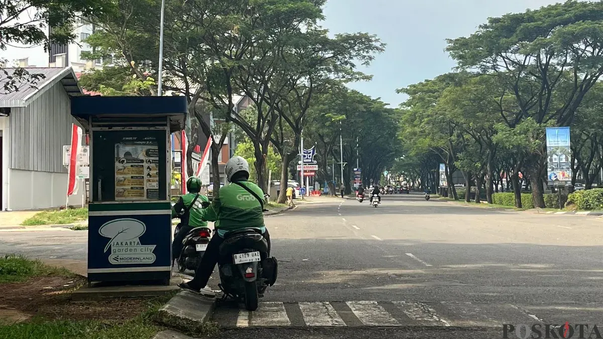 Sejumlah driver ojol saat istirahat sejenak di pinggir jalan Jakarta Garden City (JGC), Jakarta Timur, Sabtu, 2 Mei 2026. (Sumber: Poskota/M Tegar Jihad)