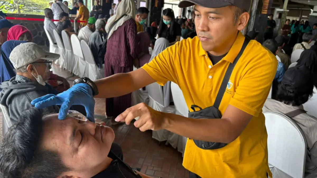 Petugas memeriksa seorang waega yang memiliki katarak untuk mengikuti program CSR Summarecon, untuk menjalani operasi. (Sumber: Istimewa)