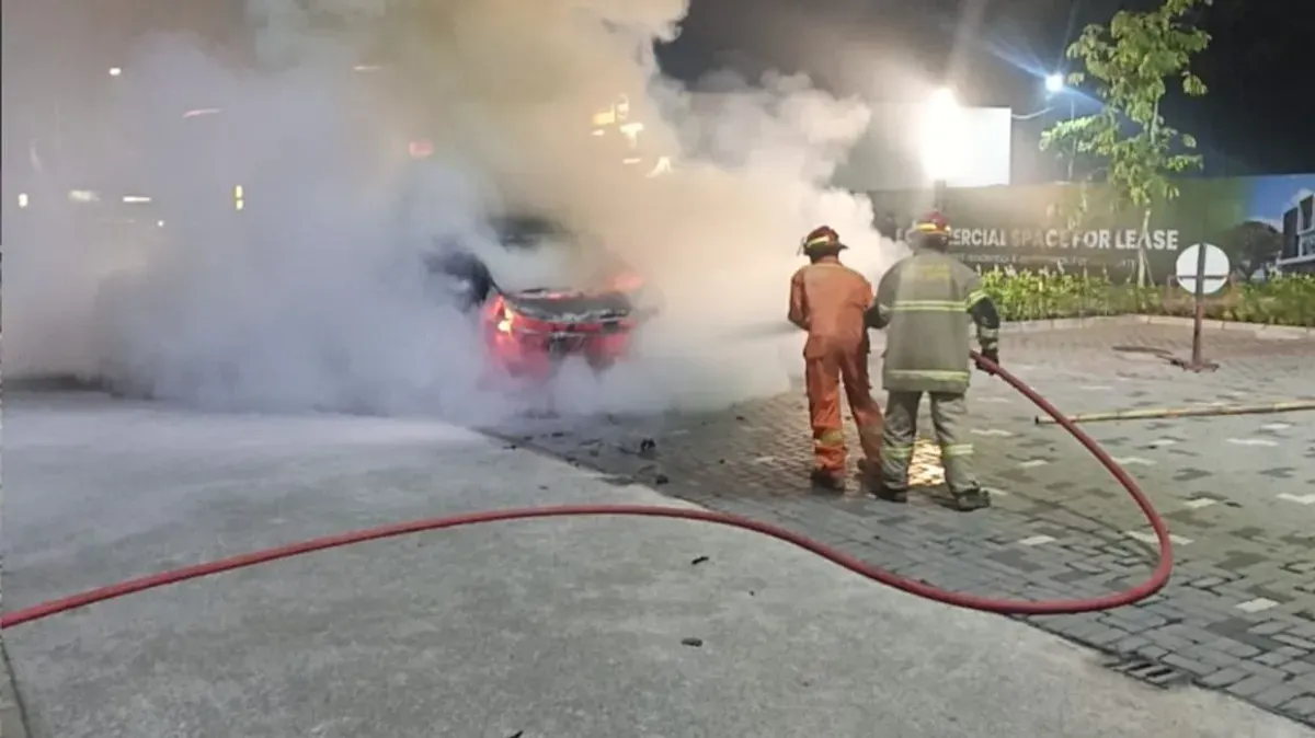 Petugas memadamkan kebakaran mobil di Perumahan Cluster Puri Anggrek Asri, Serua, Bojongsari, Kota Depok, Sabtu, 2 Mei 2026. (Sumber: Dok. Damkar Depok)