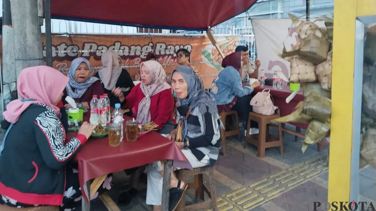 Pelanggan Sate Padang Rojo Roxy, Jalan Biak Roxy, Cideng, Gambir, Jakarta Pusat. (Sumber: Poskota/Heri Effendi)