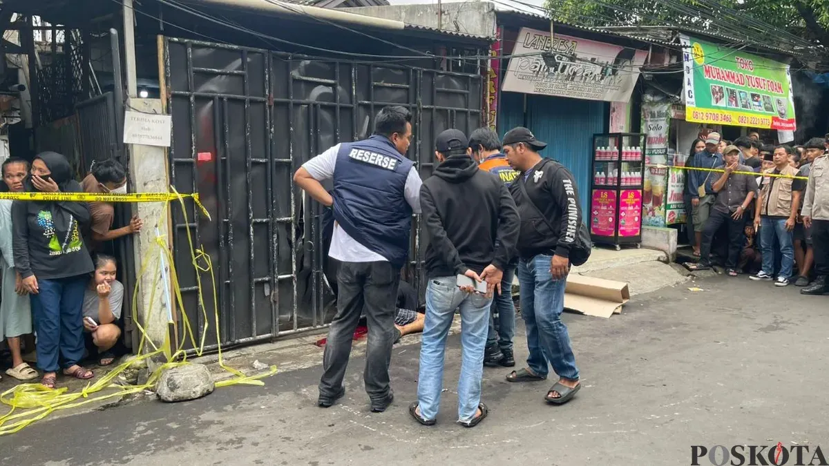 Seorang pria tewas bersimbah darah seusai dibacok seseorang di kawasan Kapuk, Cengkareng, Jakarta Barat, Senin, 4 Mei 2026. (Sumber: Poskota/Pandi Ramedhan)