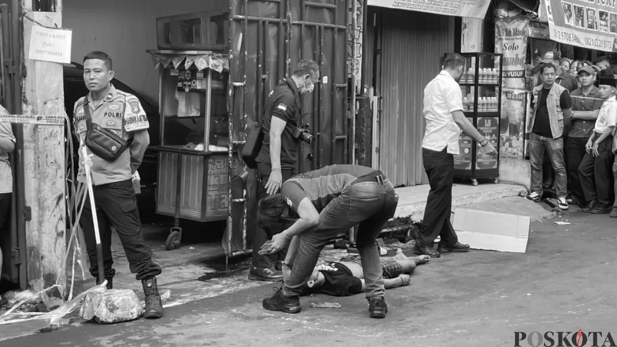 Seorang pemuda terkapar bersimbah darah di pinggir jalan kawasan Kapuk, Cengkareng Jakarta Barat, pada Senin, 4 Mei 2026. (Sumber: Poskota/Pandi Ramedhan)